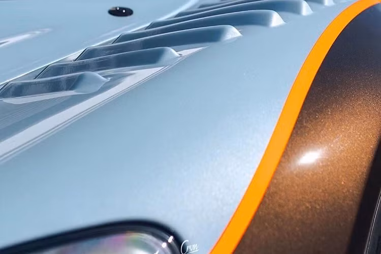 Chiếc xe mang trên mình phối màu lấy cảm hứng từ chiếc F1 GTR Long Tail Gulf Livery nhiều năm về trước, tuy nhiên phần màu đen trên xe đã được thay thế bằng màu nâu metallic khá độc đáo.