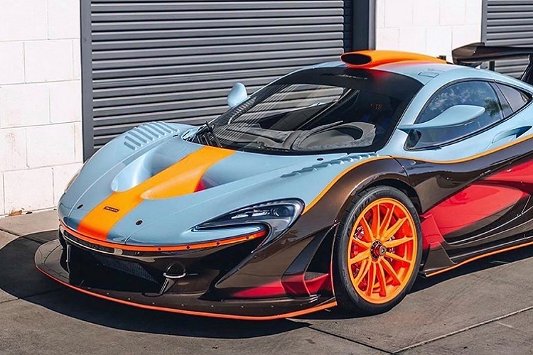 Gắn liền với những chiếc Mclaren F1 GTR là những màu áo của những đội đua quen thuộc như Gulf Livery,… Đối với khá nhiều người, có lẽ màu áo Gulf Livery vẫn là màu áo nổi bật nhất và thân thuộc với nhiều người. Trong màu áo Gulf, ta có thể thấy những chiếc F1 GTR với những cách phối khác nhau, hay thậm chí là cả phiên bản Mclaren F1 GTR Long Tail với phối màu đen-cam-xanh.