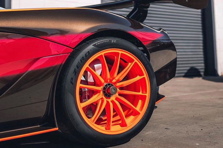 Còn lại gần như những điểm kết hợp phối màu còn lại được “đem” lên chiếc P1 này tự mẫu xe F1 trước đó. Xe được phối dual tone nâu – xanh chủ đạo với đường vạch màu cam đặc trưng của đội đua Gulf Livery.