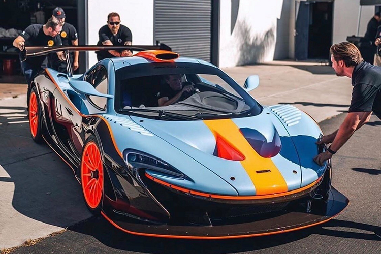 Mclaren P1 GTR hàng thửa này được trang bị động cơ V8 tăng áp kép với dung tích 3,8lit được kết hợp với hệ thống điện hybrid. Động cơ này giúp sản sinh công suất lên tới 986 mã lực. Chiếc xe có thể tăng tốc từ 0-100km/h chỉ trong vòng 2,8 giây và có thể đạt tốc độ tối đa lên tới 340km/h. Với mỗi chiếc P1 GTR, mức giá khởi điểm bắt đầu từ 3,36 triệu Đô cho phiên bản cơ sở.