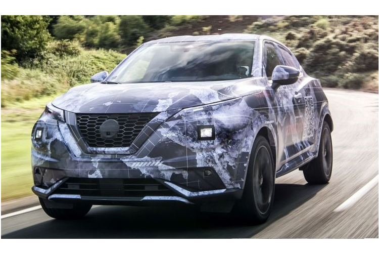 Ngoại hình của Nissan Juke 2020 mới nhìn từ góc ngang hông cũng có sự cải thiện rõ rệt. Nóc xe bằng phẳng và vuốt nhẹ nhàng xuống cột C chứ không hất lên như bản Juke cũ. Kéo theo đó là sự thay đổi vị trí của tay nắm cửa sau.