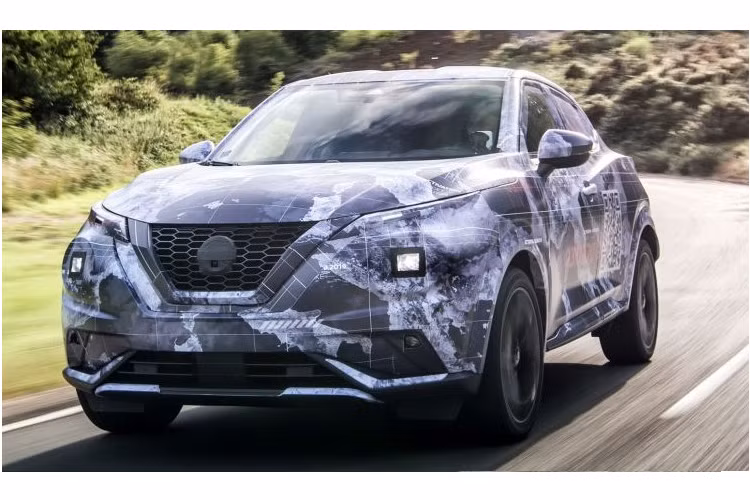 Ngoại hình của Nissan Juke 2020 mới nhìn từ góc ngang hông cũng có sự cải thiện rõ rệt. Nóc xe bằng phẳng và vuốt nhẹ nhàng xuống cột C chứ không hất lên như bản Juke cũ. Kéo theo đó là sự thay đổi vị trí của tay nắm cửa sau.