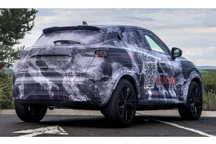 Đèn xe được che chắn khá kỹ dưới lớp ngụy trang nhưng ốp đèn pha vẻ như vẫn sẽ là hình oval tương tự đời cũ. Trước đó, hãng xe Nhật đã công bố một bức ảnh về hệ đèn pha và đèn chạy ban ngày trên Juke mới. Bên trong ốp đèn tròn sẽ là đèn pha 3 điểm và dải đèn LED chạy ban ngày lá liễu khá phong cách. Đèn sương mù thì nằm ở một góc hẹp gần cản trước.