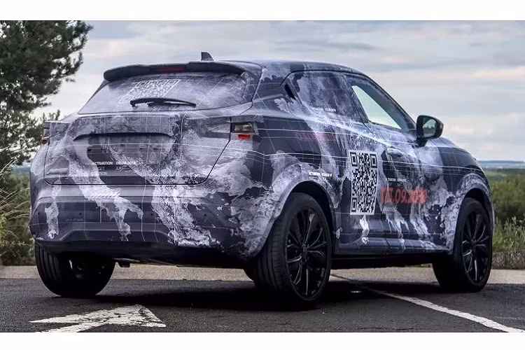 Đèn xe được che chắn khá kỹ dưới lớp ngụy trang nhưng ốp đèn pha vẻ như vẫn sẽ là hình oval tương tự đời cũ. Trước đó, hãng xe Nhật đã công bố một bức ảnh về hệ đèn pha và đèn chạy ban ngày trên Juke mới. Bên trong ốp đèn tròn sẽ là đèn pha 3 điểm và dải đèn LED chạy ban ngày lá liễu khá phong cách. Đèn sương mù thì nằm ở một góc hẹp gần cản trước.