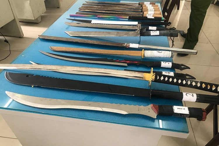 2 bang nhom tuoi teen chem nhau dien cuong vi tranh gianh dia ban