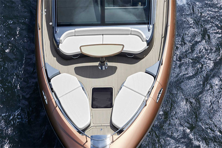 Nhiều hệ thống điện tử của du thuyền có thể điều khiển qua smartphone. Sức mạnh LY 650 đến từ cặp động cơ Volvo Penta IPS 12.8L dành cho tàu biển với công suất tổng cộng 2.700 mã lực.