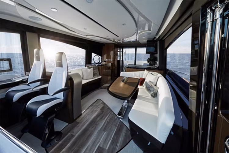 Du thuyền mới của Lexus được sản xuất và lắp ráp tại xưởng Marquis Yachts (Mỹ). Thiết kế mở, LY 650 là du thuyền hạng sang với ba cabin riêng biệt kèm phòng tắm riêng.