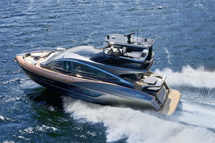 Ngoài lĩnh vực xe sang, Lexus có vẻ đang thâm nhập sâu vào mảng du thuyền. Năm 2017, hãng này ra mắt Lexus Sport Yacht mới gây đồn đoán về xu hướng đa dạng hóa sản phẩm hướng tới giới siêu giàu.