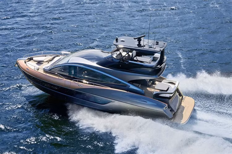 Ngoài lĩnh vực xe sang, Lexus có vẻ đang thâm nhập sâu vào mảng du thuyền. Năm 2017, hãng này ra mắt Lexus Sport Yacht mới gây đồn đoán về xu hướng đa dạng hóa sản phẩm hướng tới giới siêu giàu.