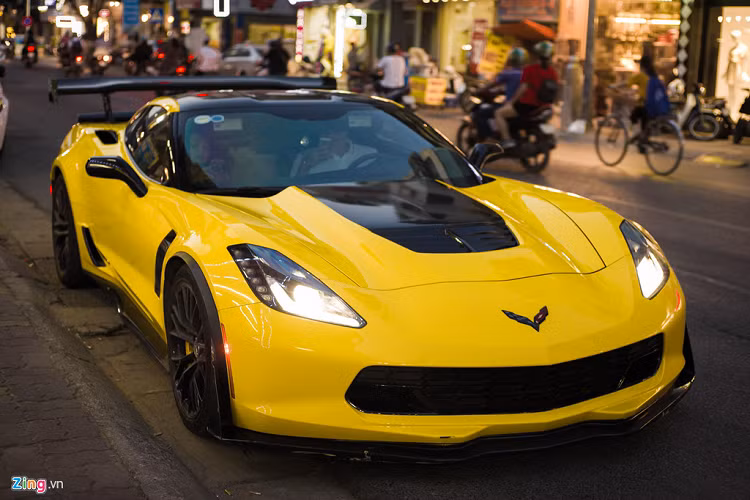  Chevrolet Corvette C7 Z06 là mẫu xe thể thao không quá hiếm ở Việt Nam với số lượng khoảng 9 chiếc. Thế nhưng, mẫu xe có ngoại thất màu vàng này là chiếc C7 Z06 độc nhất tại Hà Nội. 