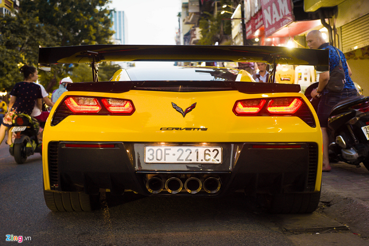 Chiếc Chevrolet Corvette C7 Z06 này đã được chủ nhân bổ sung thêm cánh gió đuôi kích thước lớn, được làm bằng sợi carbon. Trong khi đó phần cánh gió nhỏ nguyên bản vẫn được giữ nguyên. Điều này khiến đuôi xe thêm phần hầm hố và thể thao hơn. 