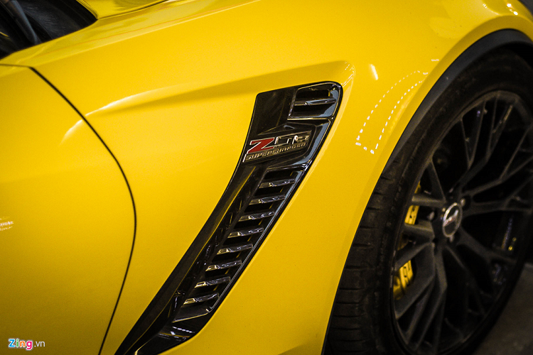 Huy hiệu Z06 và dòng chữ supercharger (siêu nạp) được gắn sau vòm bánh trước. Khe khuếch tán cỡ lớn bằng sợi carbon có tác dụng tăng tính khí động học, hướng luồng gió chạy hai bên thân xe nhằm giảm lực cản. 
