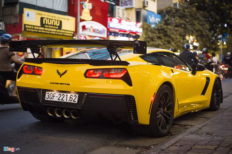 Bốn đèn hậu đối xứng, xung quanh là các khe khuếch tán hầm hố. Cản sau cũng được làm bằng sợi carbon và bốn họng pô được sắp xếp ở vị trí trung tâm.