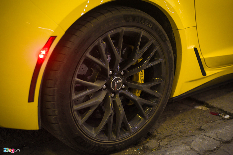 Chiếc Chevrolet Corvette C7 Z06 này sở hữu bộ mâm đa chấu thể thao kích thước 19 inch phía trước và 20 inch phía sau. Tương phản bên trong là kẹp phanh Brembo cùng màu với ngoại thất. 