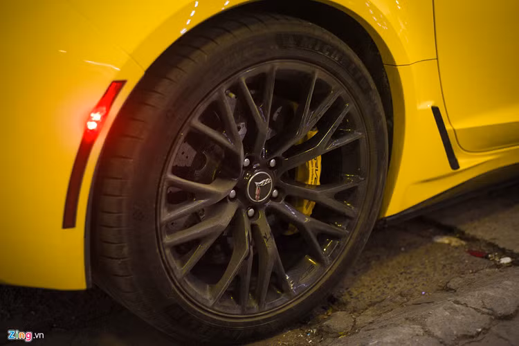 Chiếc Chevrolet Corvette C7 Z06 này sở hữu bộ mâm đa chấu thể thao kích thước 19 inch phía trước và 20 inch phía sau. Tương phản bên trong là kẹp phanh Brembo cùng màu với ngoại thất. 