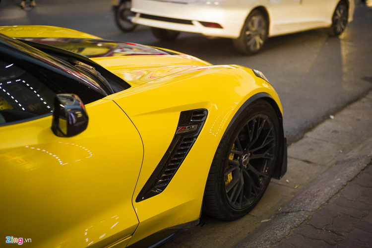So với phiên bản Corvette C7 thông thường, phiên bản Z06 được bổ sung thêm cánh gió trước và bên sườn bằng sợi carbon. Đây là chi tiết nằm trong gói phụ kiện cao cấp Z07 Aerodynamic Package. 