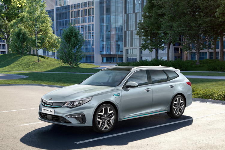 Theo đó, mẫu xe Kia Optima Sportswagon Hybrid 2019 được đánh giá cao không chỉ được trang bị nhiều công nghệ cao cấp mà xe còn có mức tiêu hao nhiên liệu đáng nể nhờ áp dụng công nghệ Plug-In Hybrid tiên tiến.
