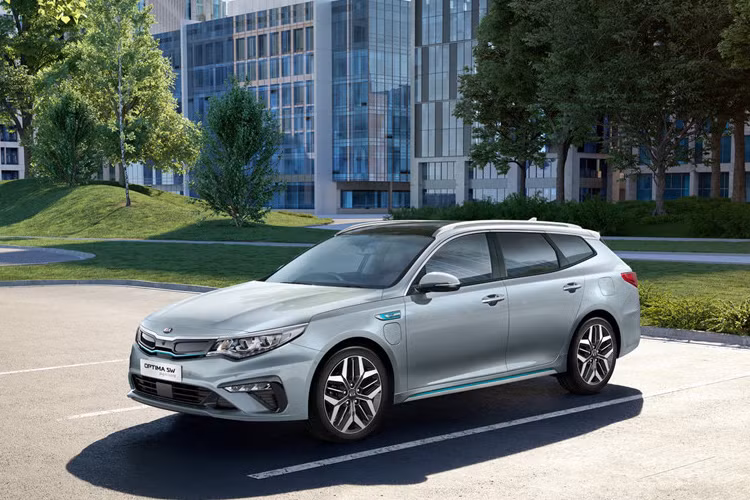 Theo đó, mẫu xe Kia Optima Sportswagon Hybrid 2019 được đánh giá cao không chỉ được trang bị nhiều công nghệ cao cấp mà xe còn có mức tiêu hao nhiên liệu đáng nể nhờ áp dụng công nghệ Plug-In Hybrid tiên tiến.