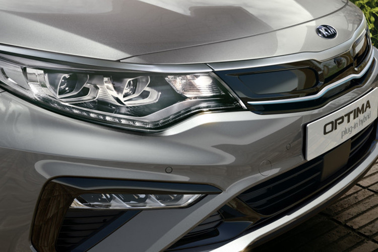 Ngoại thất xe có một số chi tiết được thay đổi như cản trước bị hạ thấp xuống, cụm đèn pha kiểu mới kết hợp với dải đèn LED daylight hiện đại.