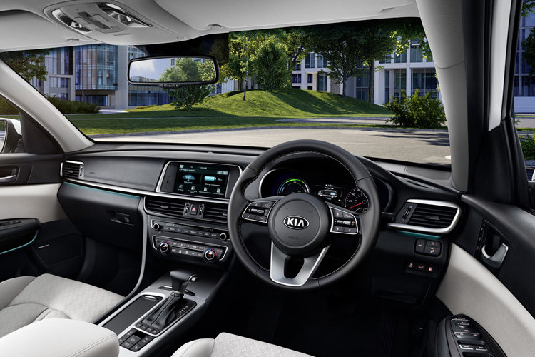 Nội thất của mẫu wagon Kia Optima mới sang trọng với ghế ngồi bọc da, cửa sổ trời toàn cảnh, cụm đèn pha HID tích hợp công nghệ điều chỉnh góc chiếu tự động thông minh High Beam Assist.