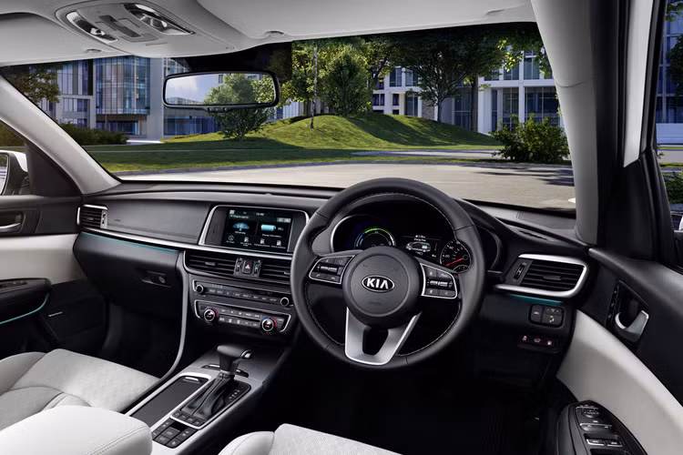 Nội thất của mẫu wagon Kia Optima mới sang trọng với ghế ngồi bọc da, cửa sổ trời toàn cảnh, cụm đèn pha HID tích hợp công nghệ điều chỉnh góc chiếu tự động thông minh High Beam Assist.