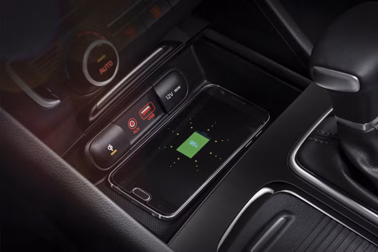 Xe chỉ được hãng ôtô Kia trang bị tùy chọn duy nhất cho hộp số là hộp số tự động 6 cấp. Trong đó, động cơ điện đóng vai trò cung cấp mô-men xoắn hỗ trợ cho động cơ xăng, tương tự bộ chuyển đổi mô-men xoắn.