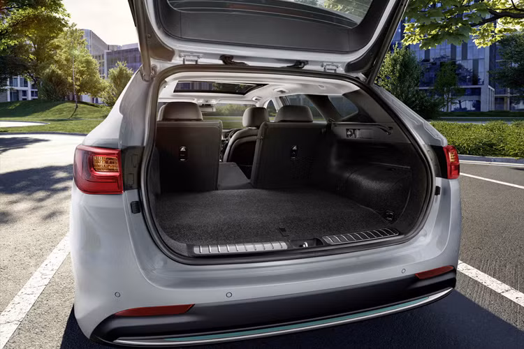 Khoang hành lý giảm 15 L dung tích. Không gian bên trong Optima Sportswagon PHEV khá lớn khoảng 440 L và có thể lên đến 1.574 L khi gập hàng ghế sau.