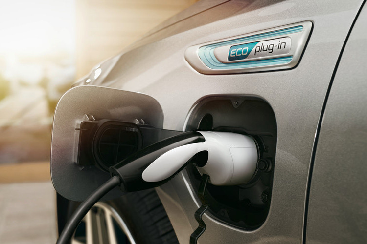 Kia Optima Sportswagon PHEV có thể di chuyển được quãng đường lên đến 1.120km và khả năng bứt tốc 0-100 km/h trong 9,4 giây. Khi chuyển sang chế độ chạy hoàn toàn bằng điện nhờ khối pin lithium-ion dung lượng 11,26 kWh. Kia Optima Sportswagon PHEV 2019 có thể hoạt động khoảng 53 km.