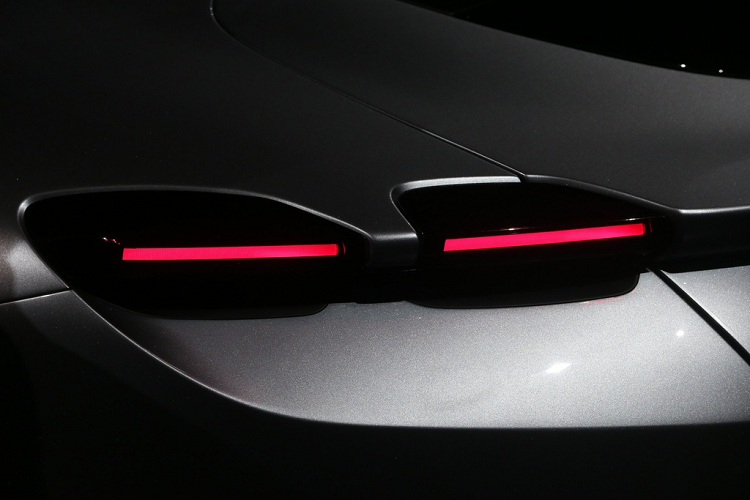 Bên cạnh động cơ V8 mạnh mẽ, Roma còn được trang bị hệ thống Slide Slip Control mới nhất còn được biết đến với tên gọi SSC 6.0. Hệ thống này sẽ hoạt động song hành cùng với các hệ thống E-Drift, F1-Trac, SCM-E Frs và Ferrari Dynamic Enhancer. Giá xe Ferrari Roma hiện chưa được công bố chính thức.