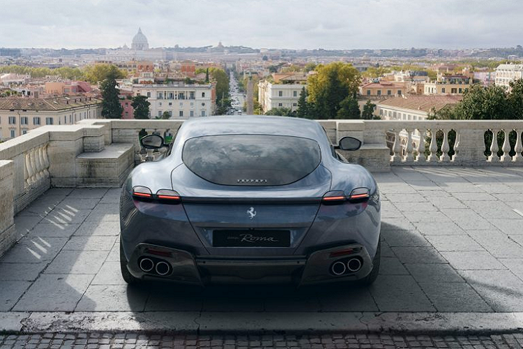 Được thiết kế để hồi tưởng về những chiếc GT kinh điển, Roma có thiết kế đầu xe mũi cá mập với lưới tản nhiệt tối giản, liền khối cùng đèn pha LED với dải đèn nằm ngang. Thiết kế nửa sau gợi nhớ đến Monza SP1 và SP2. Di chuyển ra đuôi xe là những đường cong mềm mại và nắp khoang động cơ bằng kính trong suốt. Roma cũng sở hữu chắn bùn phía sau cơ bắp, hệ thống ống xả kép và đèn hậu mang thiết kế đặc biệt.