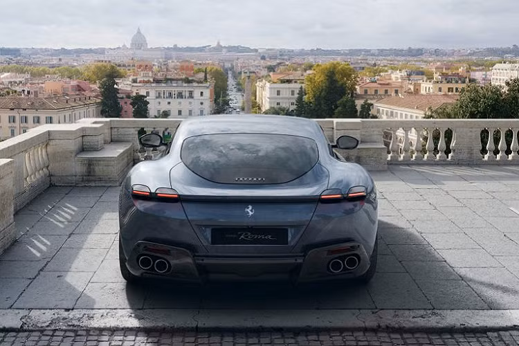 Được thiết kế để hồi tưởng về những chiếc GT kinh điển, Roma có thiết kế đầu xe mũi cá mập với lưới tản nhiệt tối giản, liền khối cùng đèn pha LED với dải đèn nằm ngang. Thiết kế nửa sau gợi nhớ đến Monza SP1 và SP2. Di chuyển ra đuôi xe là những đường cong mềm mại và nắp khoang động cơ bằng kính trong suốt. Roma cũng sở hữu chắn bùn phía sau cơ bắp, hệ thống ống xả kép và đèn hậu mang thiết kế đặc biệt.