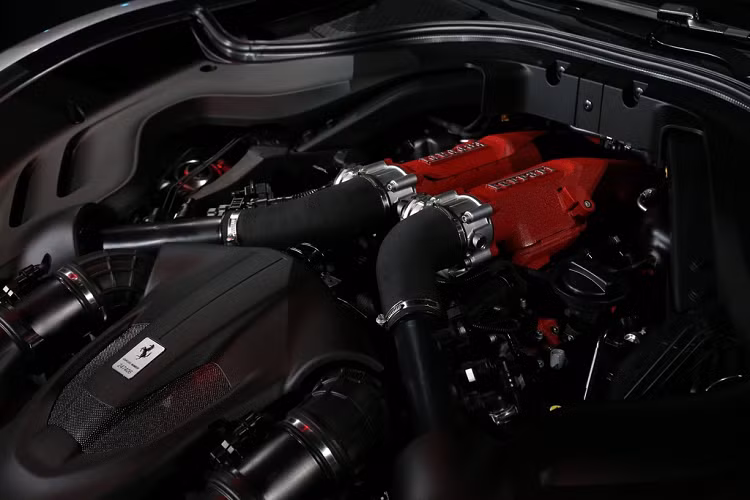 Xe sử dụng động cơ V8 tăng áp 3.9L sản sinh công suất 611 mã lực và mô-men xoắn cực đại 760 Nm. Sức mạnh được truyền xuống cầu sau thông qua hộp số tự động ly hợp kép 8 cấp mới, đây cũng là hộp số đang được trang bị trên siêu phẩm SF90 Stradale. Ferrari Roma có thể tăng tốc từ 0 – 100 km/h chỉ trong 3,4 giây; 0 – 200 km/h 9,3 giây trước khi đạt đến tốc độ tối đa trên 320 km/h.