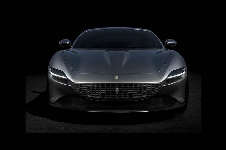 Siêu xe thể thao Ferrari Roma toát lên vẻ thanh lịch với hiệu suất cao kết hợp với khả năng xử lý tốt. Để làm được điều đó, các nhà thiết kế đã loại bỏ những chi tiết trang trí dư thừa và những khe lấy gió không cần thiết. Tân binh cũng tránh sử dụng những logo của đội đua Scuderia Ferrari khi mà phong cách của nó đi theo những mẫu xe từ thập niên 1950.