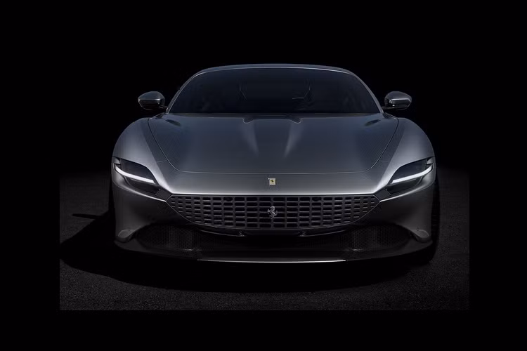 Siêu xe thể thao Ferrari Roma toát lên vẻ thanh lịch với hiệu suất cao kết hợp với khả năng xử lý tốt. Để làm được điều đó, các nhà thiết kế đã loại bỏ những chi tiết trang trí dư thừa và những khe lấy gió không cần thiết. Tân binh cũng tránh sử dụng những logo của đội đua Scuderia Ferrari khi mà phong cách của nó đi theo những mẫu xe từ thập niên 1950.