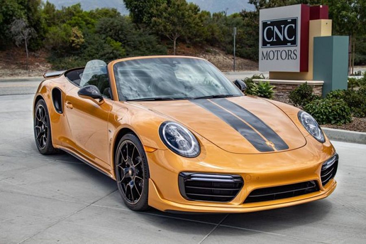  Porsche 911 Turbo S Exclusive Series được ra măys dưới hình thức là một mẫu xe tạm biệt thế hệ 991 của dòng xe thể thao đình đám cùng têm, nhưng ban đầu hãng chỉ sản xuất 500 chiếc và tất cả đều là bản mui cứng.