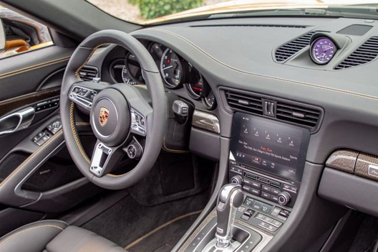 Không rõ khả năng chạy nước rút của 911 Turbo S Cabriolet Exclusive Series là như thế nào nhưng có lẽ nó cũng sẽ tương đồng với bản mui cứng: tăng tốc từ 0 - 100 km/h trong 2,9 giây, tốc độ tối đa đạt 330 km/h.