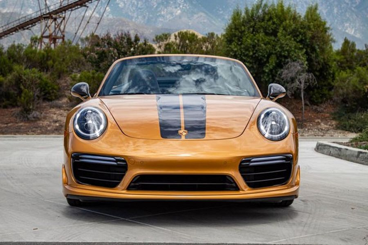 Giống như phiên bản mui cứng, Porsche 911 Turbo S Cabriolet Exclusive Series mới được sơn màu vàng Golden Yellow Metallic vô cùng bắt mắt, giúp chiếc xe thể thao nổi bật hơn hẳn so với những người anh em 911 khác.