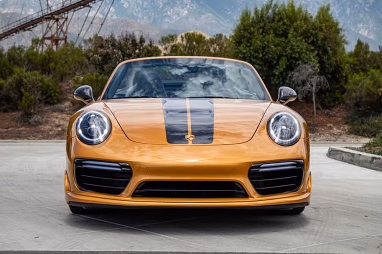 Giống như phiên bản mui cứng, Porsche 911 Turbo S Cabriolet Exclusive Series mới được sơn màu vàng Golden Yellow Metallic vô cùng bắt mắt, giúp chiếc xe thể thao nổi bật hơn hẳn so với những người anh em 911 khác.
