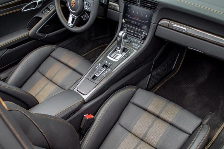 Một vài thay đổi ngoại thất đáng chú ý khác gồm có ốp phía sau mới, cánh gió khí động học được tinh chỉnh, các khe hút gió bằng sợi carbon và hệ thống ống xả bằng thép không gỉ sơn đen thể thao.