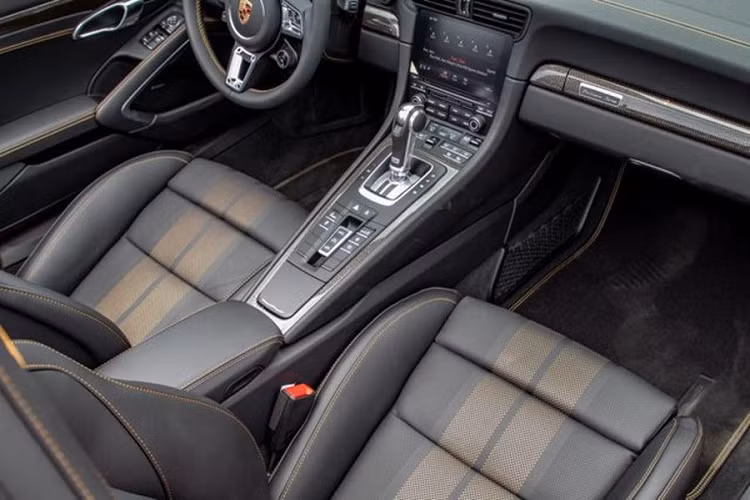 Một vài thay đổi ngoại thất đáng chú ý khác gồm có ốp phía sau mới, cánh gió khí động học được tinh chỉnh, các khe hút gió bằng sợi carbon và hệ thống ống xả bằng thép không gỉ sơn đen thể thao.