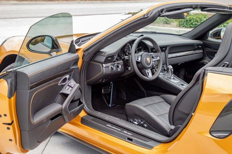 Cung cấp sức mạnh cho 911 Turbo S Cabriolet Exclusive Series là khối động cơ tăng áp kép dung tích 3.8 lít 6 xi-lanh phẳng sản sinh công suất 599 mã lực và mô-men xoắn cực đại 750nm, tăng 26 mã lực so với các mẫu 911 Turbo S thông thường. 