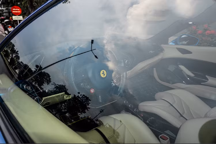 Đầu xe được trang bị hệ thống đèn LED đi cùng với đó là dải LED ban ngày kéo dài tương tự như đàn anh Ferrari 458 hay Ferrari FF, cụm đèn hậu phía sau mang thiết kế tròn tinh tế. Đuôi xe không có sự khác biệt so với phiên bản 488 GTB với cụm ống xả đối xứng và được trang bị một bộ khuếch tán gió lớn ở phía dưới gầm xe.