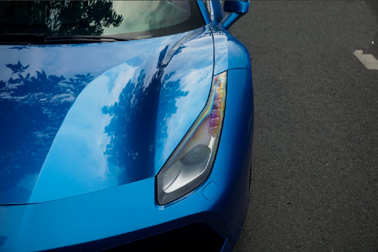 Đồng hồ tốc độ được bổ sung thêm tùy chọn với mặt đồng hồ màu vàng và bên phía ghế phụ có sự xuất hiện của đồng hồ hiển thị vòng tua máy và tốc độ của xe. Hệ thống giải trí trên xe không có quá nhiều điểm nội bật ngoài bộ loa hàng hiệu JBL cho âm thanh sống động.