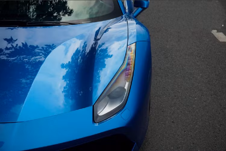 Đồng hồ tốc độ được bổ sung thêm tùy chọn với mặt đồng hồ màu vàng và bên phía ghế phụ có sự xuất hiện của đồng hồ hiển thị vòng tua máy và tốc độ của xe. Hệ thống giải trí trên xe không có quá nhiều điểm nội bật ngoài bộ loa hàng hiệu JBL cho âm thanh sống động.