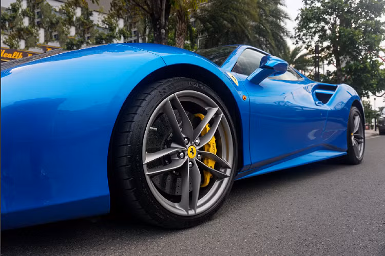 Xe sở hữu lớp sơn xanh Blu Corsa được đánh giá là đẹp mắt hơn so với hai chiếc 488 Spider còn lại kết hợp cùng bộ mâm 5 chấu kép được làm từ hợp kim ma-giê và sơn màu xám mờ mạnh mẽ.