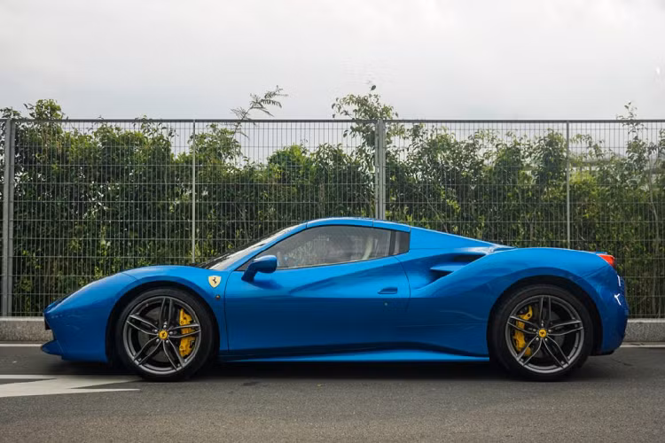 Cùm phanh Brembo được sơn màu vàng nổi bật kết hợp cùng bộ phanh đĩa carbon ceramic hiệu suất cao giúp mang lại khả năng hãm phanh ấn tượng hơn, tăng tính an toàn khi vận hành xe ở tốc độ cao. Ferrari 488 Spider có kích thước bao gồm chiều dài x chiều rộng x chiều cao lần lượt là 4.568 x 1.952 x 1.213 mm và chiều dài trục cơ sở là 2.650 mm.