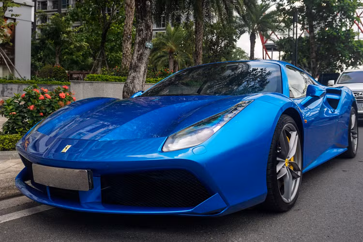 Được giới thiệu đến công chúng lần đầu tại triển lãm Frankfurt Motorshow 2015, “đàn em” của chiếc 458 Spider gây ấn tượng với thiết kế tinh tế kết hợp cùng phần mui xếp chỉnh điện được sơn đồng màu với ngoại thất.