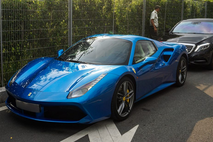 Một điểm thú vị của cả 3 chiếc siêu xe Ferrari 488 Spider là cả 3 hiện đang được cho định cư tại khu vực miền Nam sau thời gian dài làm “dâu” tại thủ đô Hà Nội. Ngoại thất của cả 3 chiếc cũng có sự khác biệt khi chiếc đầu tiên được nhập khẩu về Việt Nam mang màu xanh Blu Corsa trong khi chiếc tiếp theo mang màu đỏ Rosso Corsa truyền thống của Ferrari và chiếc cuối cùng sở hữu gam màu trắng tinh tế Bianco Avus.