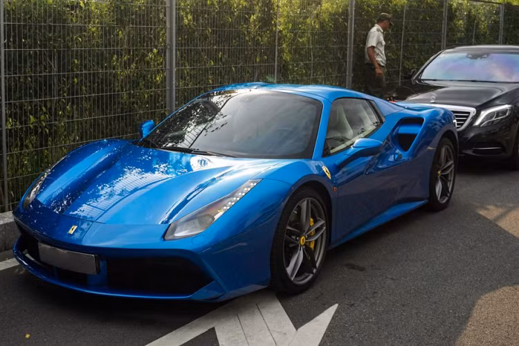 Một điểm thú vị của cả 3 chiếc siêu xe Ferrari 488 Spider là cả 3 hiện đang được cho định cư tại khu vực miền Nam sau thời gian dài làm “dâu” tại thủ đô Hà Nội. Ngoại thất của cả 3 chiếc cũng có sự khác biệt khi chiếc đầu tiên được nhập khẩu về Việt Nam mang màu xanh Blu Corsa trong khi chiếc tiếp theo mang màu đỏ Rosso Corsa truyền thống của Ferrari và chiếc cuối cùng sở hữu gam màu trắng tinh tế Bianco Avus.