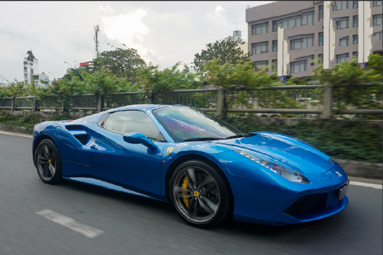 Giá xe Ferrari 488 Spider khi về Việt Nam khoảng hơn 15 tỷ đồng, nó được trang bị động cơ V8 tăng áp kép đặt giữa, có dung tích 3.9 lít với khả năng sản sinh công suất tối đa 670 mã lực tại vòng tua 8000 vòng/phút, mô men xoắn cực đại đạt 760 Nm tại vòng tua 3000 vòng/phút. Toàn bộ 670 mã lực được truyền tới các bánh xe thông qua hộp số Getrag 7 cấp cấp ly hợp kép được phát triển theo công nghệ F1.